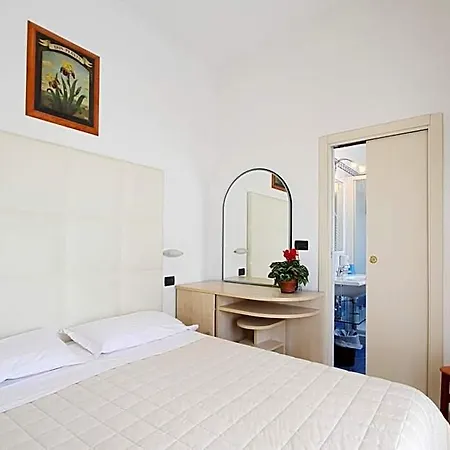 Flora Hotel 3*